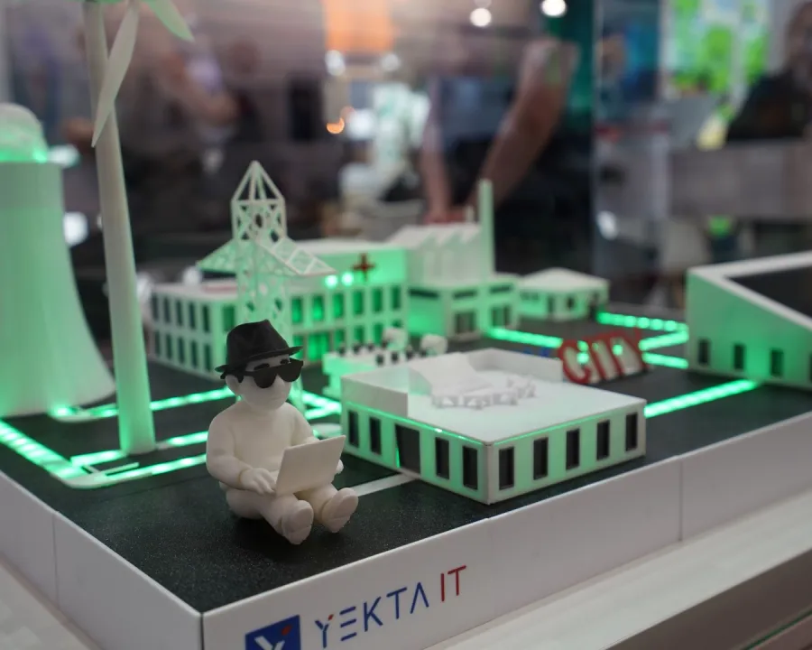 Der Demonstrator YekCity, eine Miniaturstadt mit Umspannwerk und Wasserwerk
