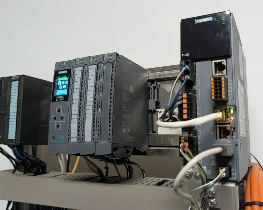 SIMATIC S7-1500 mit Ein- und Ausgabebaugruppen und ein Profinet-Antrieb im Schulungsaufbau.