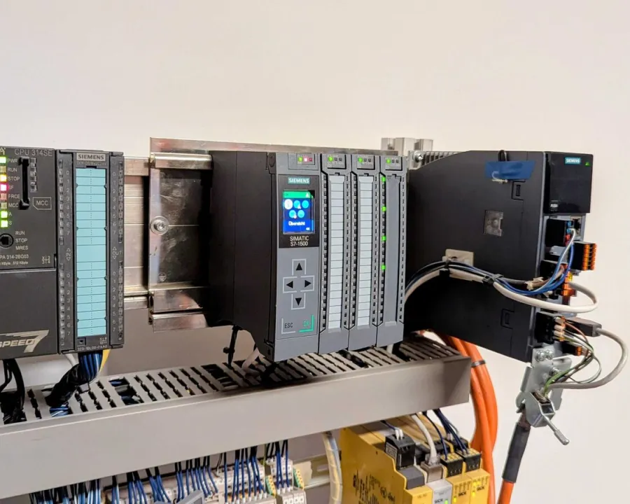 Schulungsaufbau mit VIPA-Steuerung, SIMATIC S7-1500 und Siemens-Ein- und Ausgabebaugruppen.